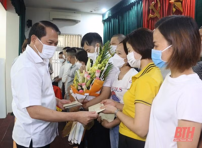  Ông Nguyễn Văn Hùng, Thường vụ, Trưởng ban Tổ chức Tỉnh ủy Thanh Hóa tặng hoa đoàn công tác