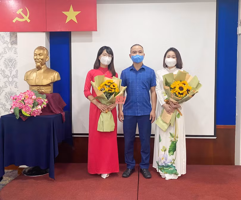 Hai điều dưỡng viên vừa được kết nạp vào Đảng Hai điều dưỡng viên vừa được kết nạp vào Đảng