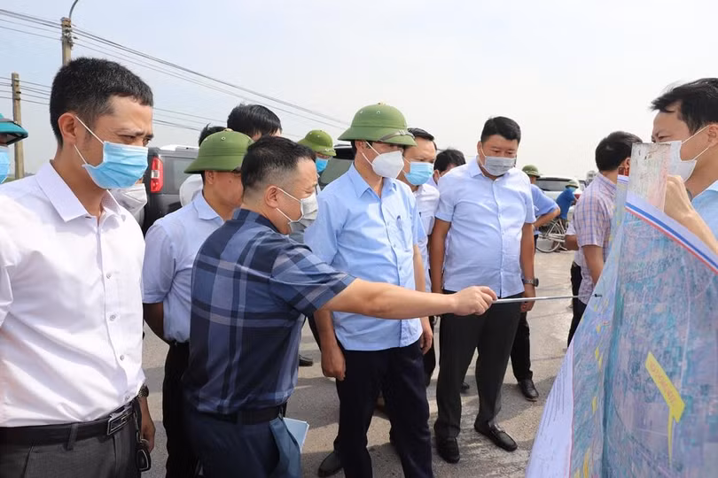  Chủ tịch tỉnh Thanh Hóa Đỗ Minh Tuấn (đội mũ hàng trước) kiểm tra dự án xây dựng tuyến đường ven biển (đoạn từ huyện Hậu Lộc đến huyện Nga Sơn)