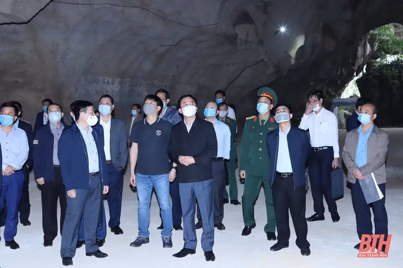 Ông Đỗ Trọng Hưng thăm Di tích lịch sử Lò cao kháng chiến Hải Vân trong VQG Bến En (Ảnh: BTH) Ông Đỗ Trọng Hưng thăm Di tích lịch sử Lò cao kháng chiến Hải Vân trong VQG Bến En (Ảnh: BTH)
