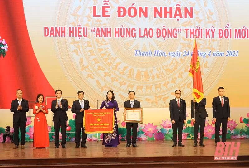  Phó Chủ tịch nước Võ Thị Ánh Xuân trao danh hiệu Anh hùng Lao động cho Bệnh viện Đa khoa tỉnh Thanh Hóa