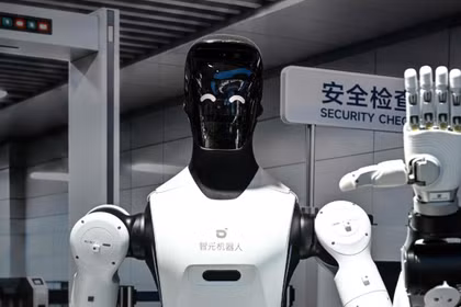 Mỹ cấm quân đội dùng robot hình người do Trung Quốc sản xuất. Ảnh: SCMP.