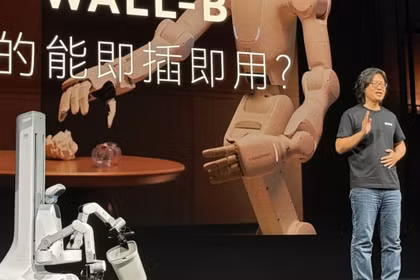 CEO của X Square Robot, Wang Qian, giới thiệu một robot có khả năng thu gom rác thải tại Bắc Kinh vào ngày 21 tháng 4. Ảnh: Reuters.