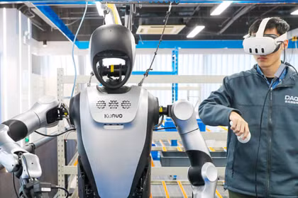 Tin nóng công nghệ 20/3: Trung Quốc điều khiển robot hình người bằng điện toán vệ tinh