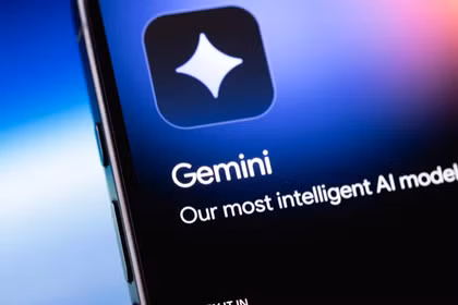 Google Gemini đã trở nên phổ biến nhờ việc tích hợp sâu vào các sản phẩm cốt lõi như công cụ tìm kiếm hay tính năng Gemini Live trên Android Auto. Ảnh: BGR.