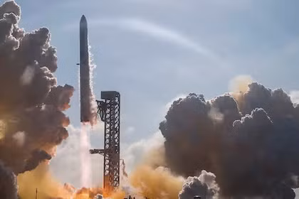 SpaceX công bố mức giá công khai 135 USD/ cổ phiếu. Ảnh: Reuters.
