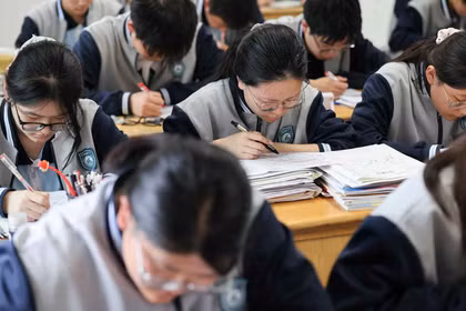 Học sinh trung học Trung Quốc ôn tập tại Lianyungang, tỉnh Giang Tô. Ảnh: Nikkei Asia.