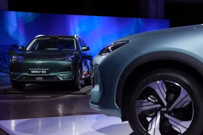 Các mẫu xe của Geely được trưng bày tại Triển lãm Ô tô Pháp ở Paris ngày 28 tháng 4. Ảnh: Reuters.