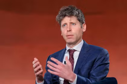 Giám đốc điều hành của OpenAI, Sam Altman, phát biểu tại Hội nghị Thượng đỉnh Cơ sở hạ tầng năm 2026. Ảnh: Reuters.