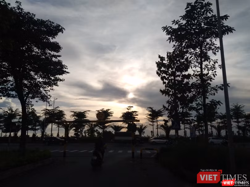Hình ảnh cặp cá thần kỳ như đang... "mi" nhau trong ánh chiều đầu mùa Ngâu 2020 khiến ta nhớ về thiên tình sử của nàng tiên Chức Nữ và chàng chăn trâu Nhà Trời Ngưu Lang chỉ được gặp nhau mỗi năm một lần. Hình ảnh cặp cá thần kỳ như đang...