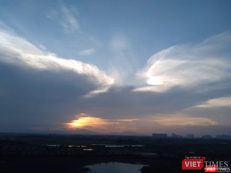 Cặp cá thần kỳ vào ngày cuối cùng của mùa Ngâu 2020. Bức ảnh như bị một vật gì đó ngăn cách ở giữa gợi cho chúng ta nhớ về câu chuyện "Ngưu Lang - Chức Nữ" với tích chim Ô Thước đã truyền sai lời từ Thất nhật tức 7 ngày gặp nhau một lần thành Thất Tịch tức ngày mùng 7/7 hàng năm mới được gặp nhau. Cặp cá thần kỳ vào ngày cuối cùng của mùa Ngâu 2020. Bức ảnh như bị một vật gì đó ngăn cách ở giữa gợi cho chúng ta nhớ về câu chuyện