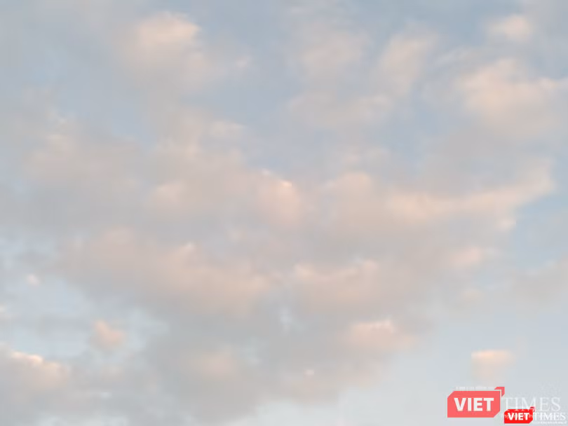 Vầng mây ngũ sắc cùng những chiếc vảy cong cong rất lạ, lấp lánh vô cùng đặc biệt xuất hiện trên bầu trời Hoa Lư, Ninh Bình được chụp tại núi Kỳ Lân. Vầng mây ngũ sắc cùng những chiếc vảy cong cong rất lạ, lấp lánh vô cùng đặc biệt xuất hiện trên bầu trời Hoa Lư, Ninh Bình được chụp tại núi Kỳ Lân.