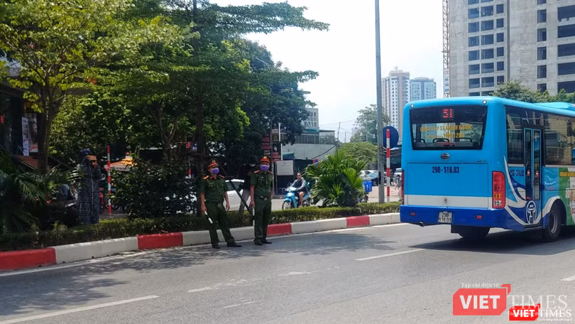 Lực lượng công an có mặt để điều phối giao thông, đảm bảo trật tự.