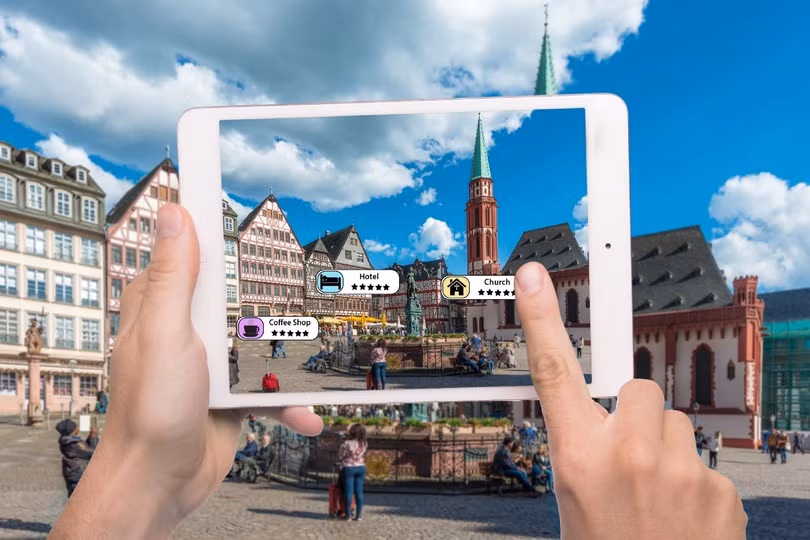 AR được ứng dụng bản đồ số Google Maps giúp du khách theo dõi thông tin ảo của đối tượng xung quanh ngay trong thời gian thực. Ảnh: towardsdatascience.com