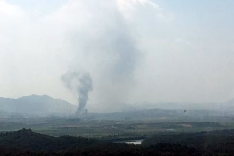 Cột khói bốc lên từ Kaesong, bên phía Triều Tiên. Hàn Quốc xác nhận văn phòng liên lạc đã bị phá hủy (Ảnh: Yonhap) Cột khói bốc lên từ Kaesong, bên phía Triều Tiên. Hàn Quốc xác nhận văn phòng liên lạc đã bị phá hủy (Ảnh: Yonhap)