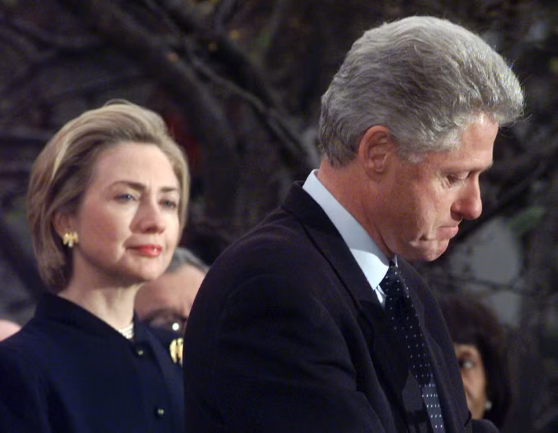 Tổng thống Bill Clinton thể hiện sự hối hận sâu sắc sau khi Ủy ban Tư pháp Hạ viện thông qua điều khoản luận tội ông (Ảnh: AFP) Tổng thống Bill Clinton thể hiện sự hối hận sâu sắc sau khi Ủy ban Tư pháp Hạ viện thông qua điều khoản luận tội ông (Ảnh: AFP)