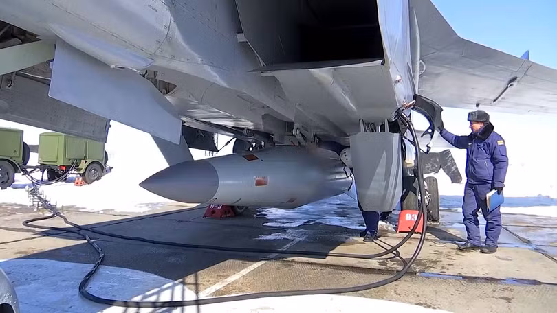 Tên lửa siêu thanh Kinzhal được trang bị trên chiến đấu cơ MiG-31 của Nga (Ảnh: RT) Tên lửa siêu thanh Kinzhal được trang bị trên chiến đấu cơ MiG-31 của Nga (Ảnh: RT)