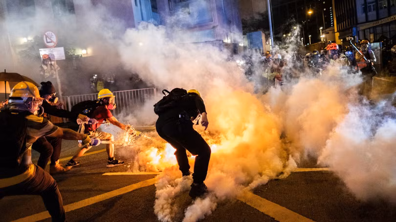 Người biểu tình Hong Kong trong một cuộc đụng độ với lực lượng cảnh sát (Ảnh: NYTimes)