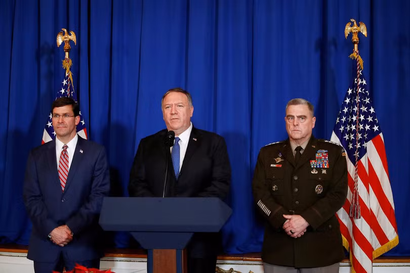 Ngoại trưởng Mỹ Mike Pompeo (giữa) phát biểu tại khu nghỉ dưỡng Mar-a-Lago sau đòn không kích (Ảnh: Reuters) Ngoại trưởng Mỹ Mike Pompeo (giữa) phát biểu tại khu nghỉ dưỡng Mar-a-Lago sau đòn không kích (Ảnh: Reuters)