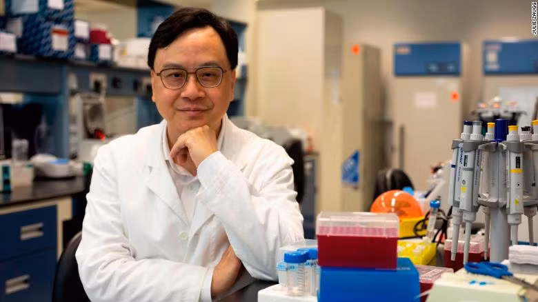 Giáo sư Dennis Lo, ĐH Hồng Kông, Trung Quốc, đã phát minh ra phương pháp NIPT (Ảnh: CNN) Giáo sư Dennis Lo, ĐH Hong Kong, Trung Quốc, đã phát minh ra phương pháp NIPT (Ảnh: CNN)