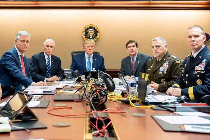 Ông Trump cùng các quan chức cấp cao theo dõi diễn biến cuộc đột kích từ Phòng Tình huống (Ảnh: CNN)