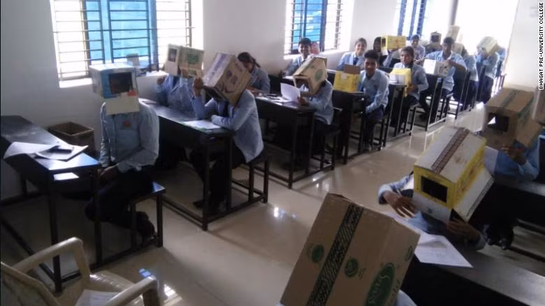 Phần trước của hộp các-tông có khoét một mảng để học sinh nhìn được bài thi của mình (Ảnh: CNN)