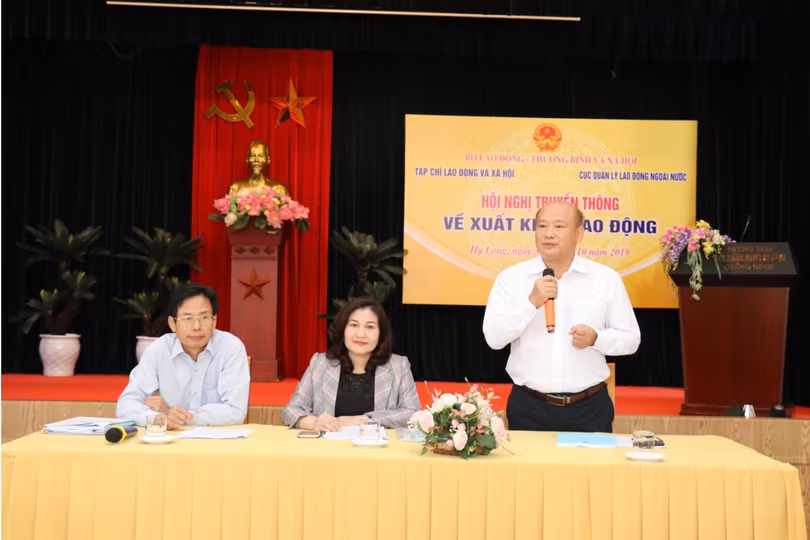 TS. Trần Ngọc Diễn (phải), Tổng biên tập Tạp chí Lao động và Xã hội, đồng chủ trì hội nghị (Ảnh: Khánh Duy) TS. Trần Ngọc Diễn (phải), Tổng biên tập Tạp chí Lao động và Xã hội, đồng chủ trì hội nghị (Ảnh: Khánh Duy)