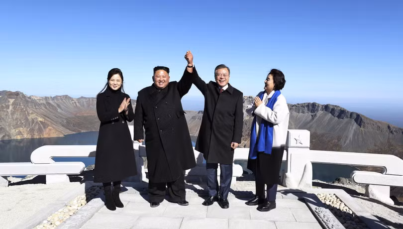 Lãnh đạo Kim Jong-un và Tổng thống Hàn Quốc Môn Jae-in trong chuyến thăm núi Paektu hồi năm ngoái (Ảnh: AP)