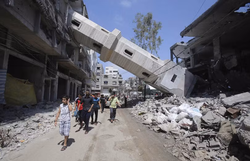 Cảnh tượng tan hoang ở thành phố Gaza sau một đòn không kích của Israel ngày 29/8/2014 (Ảnh: RT)