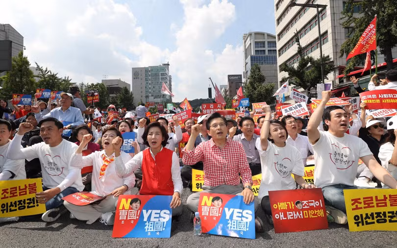 Nhiều người dân biểu tình phản đối việc chỉ định ông Cho (Ảnh: Getty)