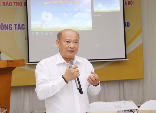 TS. Trần Ngọc Diễn, Tổng Biên tập Tạp chí Lao động và Xã hội, điều hành hội thảo (Ảnh: Khánh Duy)