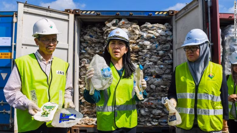 Bộ trưởng Yeo Bee Yin cầm trên tay mẫu rác thải nhựa nhập trái phép từ Australia (Ảnh: CNN) Bộ trưởng Yeo Bee Yin cầm trên tay mẫu rác thải nhựa nhập trái phép từ Australia (Ảnh: CNN)