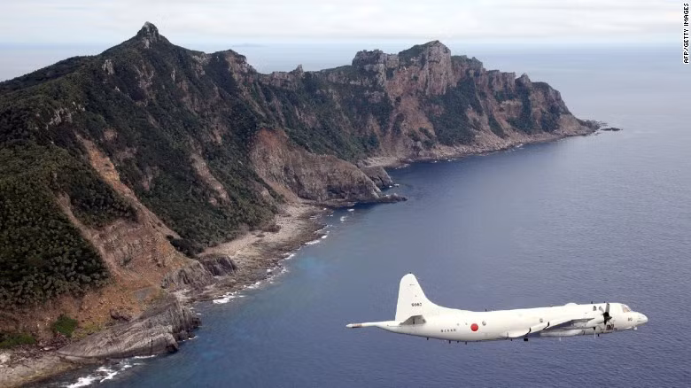 Máy bay của lực lượng phòng vệ Nhật Bản bay ngang qua Senkaku/Điếu Ngư (Ảnh: CNN)