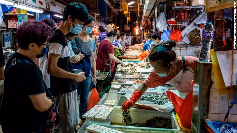 Người dân đeo khẩu trang khi đi mua sắm trong một khu chợ truyền thống ở Hong Kong (Ảnh: CNN) Người dân đeo khẩu trang khi đi mua sắm trong một khu chợ truyền thống ở Hong Kong (Ảnh: CNN)