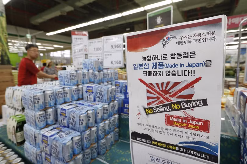 Một tấm biển kêu gọi người dân tẩy chay hàng hóa Nhật trong một siêu thị tại Seoul, Hàn Quốc (Ảnh: LATimes) Một tấm biển kêu gọi người dân tẩy chay hàng hóa Nhật trong một siêu thị tại Seoul, Hàn Quốc (Ảnh: LATimes)