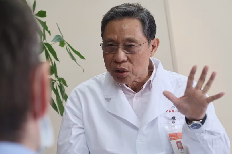 Bác sĩ Li Xu đã có cuộc họp từ xa với nhà virus học hàng đầu Trung Quốc Chung Nam Sơn (Ảnh: NYPost)