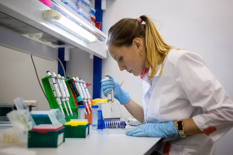Một kỹ thuật viên phòng thí nghiệm thực hiện giai đoạn thử nghiệm vaccine Sputnik V tại Viện Gamaleya ở Moscow (Ảnh: Bloomberg) Một kỹ thuật viên phòng thí nghiệm thực hiện giai đoạn thử nghiệm vaccine Sputnik V tại Viện Gamaleya ở Moscow (Ảnh: Bloomberg)