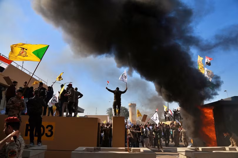 Người biểu tình bao vây bên ngoài Đại sứ quán Mỹ tại Baghdad, Iraq (Ảnh: Vox) Người biểu tình bao vây bên ngoài Đại sứ quán Mỹ tại Baghdad, Iraq (Ảnh: Vox)