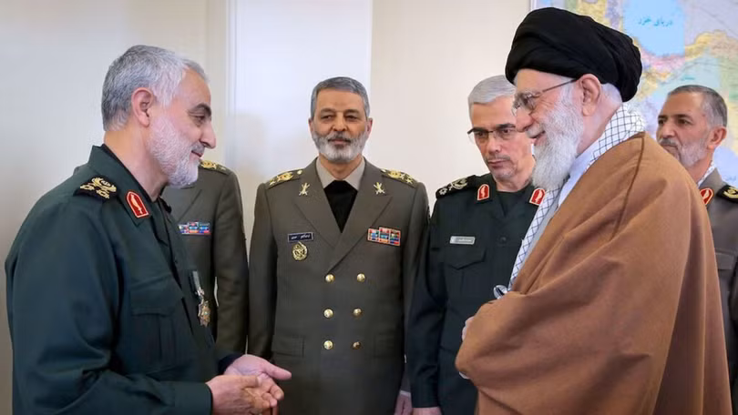 Tướng Soleimani chỉ nhận lệnh trực tiếp duy nhất từ một người là Lãnh tụ tối cao Iran Ayatollah Khamenei (Ảnh: Getty) Tướng Soleimani chỉ nhận lệnh trực tiếp duy nhất từ một người là Thủ lĩnh tối cao Iran Ayatollah Khamenei (Ảnh: Getty)