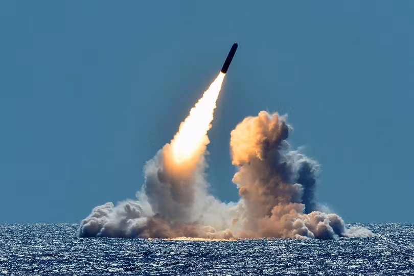 Tên lửa Trident II D5 đang được cải tiến để lắp đặt trên tàu ngầm lớp Columbia (Ảnh: National Interest) Tên lửa Trident II D5 đang được cải tiến để lắp đặt trên tàu ngầm lớp Columbia (Ảnh: National Interest)