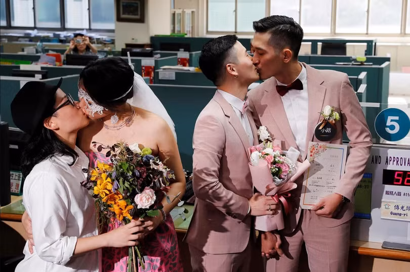 Hai cặp đôi Shane Lin – Marc Yuan (phải) cùng cặp đôi Cynical Chick – Li Ying-Chien có pha “khóa môi” sau khi đăng ký thủ tục kết hôn ở Văn phòng Đăng ký Hộ gia đình ở Đài Bắc hôm 24/5 (Ảnh: Reuters) Hai cặp đôi Shane Lin – Marc Yuan (phải) cùng cặp đôi Cynical Chick – Li Ying-Chien có pha “khóa môi” sau khi đăng ký thủ tục kết hôn ở Văn phòng Đăng ký Hộ gia đình ở Đài Bắc hôm 24/5 (Ảnh: Reuters)
