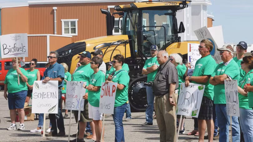 Nông dân Mỹ tuần hành kêu gọi nâng giá nông sản (Ảnh: Agweek) Nông dân Mỹ tuần hành kêu gọi nâng giá nông sản (Ảnh: Agweek)