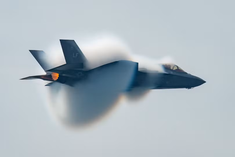 Đại úy Andrew "Dojo" Olson, phi công kiêm chỉ huy Đội bay F-35 Heritage, thực hiện màn bay tốc độ cao trong Triển lãm Hàng không Quốc tế Canada tại Toronto, ngày 1/9/2018. Ảnh: Reuters.