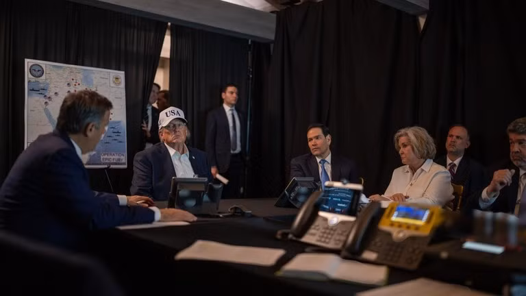 Tổng thống Mỹ Donald Trump theo dõi các hoạt động quân sự của Mỹ chống lại Iran, ngày 28/2. Ảnh: X.