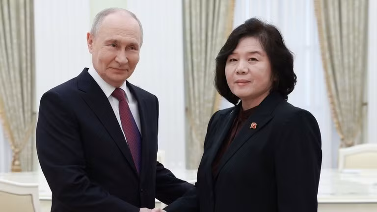 Tổng thống Nga Vladimir Putin bắt tay với Ngoại trưởng Triều Tiên Choe Son-hui trong cuộc gặp tại Điện Kremlin, Moscow, Nga, ngày 19/7. Ảnh: Sputnik.