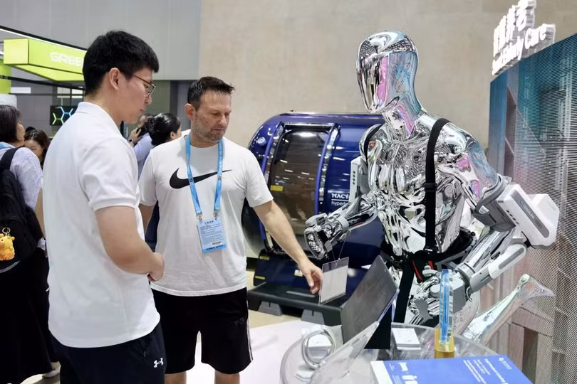 Một người mua hàng đang xem xét các thiết bị chăm sóc sức khỏe thông minh được trưng bày tại Hội chợ Canton ở Quảng Châu. Ảnh: Xinhua.