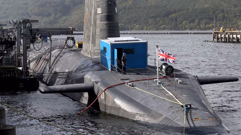 Tàu ngầm hạt nhân HMS Vengeance thuộc lớp Vanguard của Anh, được nhìn thấy tại Căn cứ Hải quân Hoàng gia Clyde, Faslane, Scotland, ngày 29/9/2017. Ảnh: Getty.