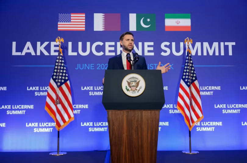 Phó Tổng thống Mỹ J.D. Vance phát biểu trước các thành viên truyền thông trước khi lên máy bay Air Force Two, sau cuộc hội đàm cấp cao giữa Mỹ và Iran tại Hội nghị thượng đỉnh Hồ Lucerne, tại Căn cứ Không quân Quân sự Emmen, Emmen, Thụy Sĩ, ngày 22/6. Ảnh: Reuters.