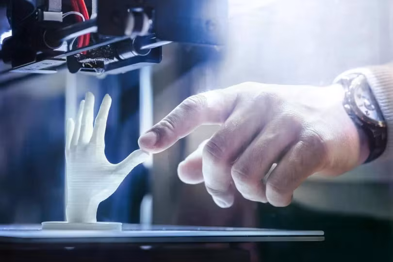 Các công nghệ in 3D truyền thống dựa vào quá trình quét cơ học bằng vòi phun in để tạo ra các vật thể từng lớp một trong vài phút hoặc thậm chí vài giờ. Ảnh: Shutterstock.