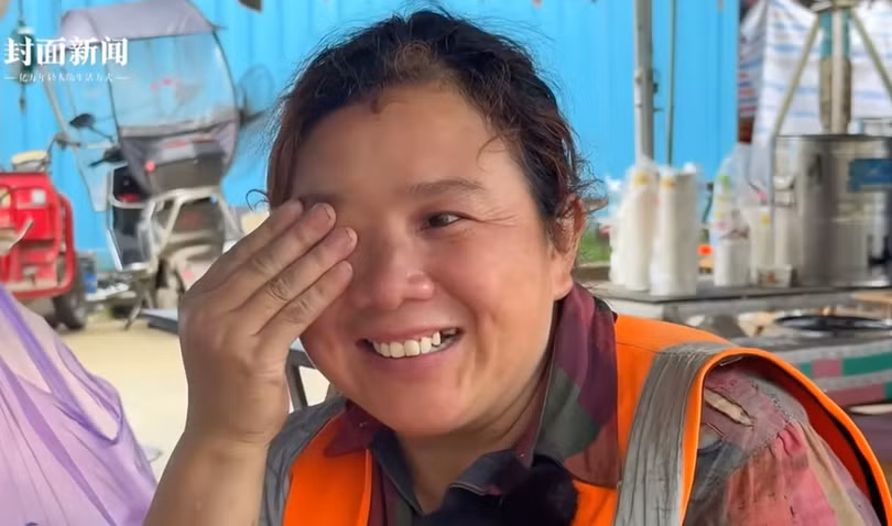 nguoi-me-vac-thep-moi-ngay-nuoi-con-gai-vao-dai-hoc-top-dau-khien-cu-dan-mang-roi-nuoc-mat-3.png